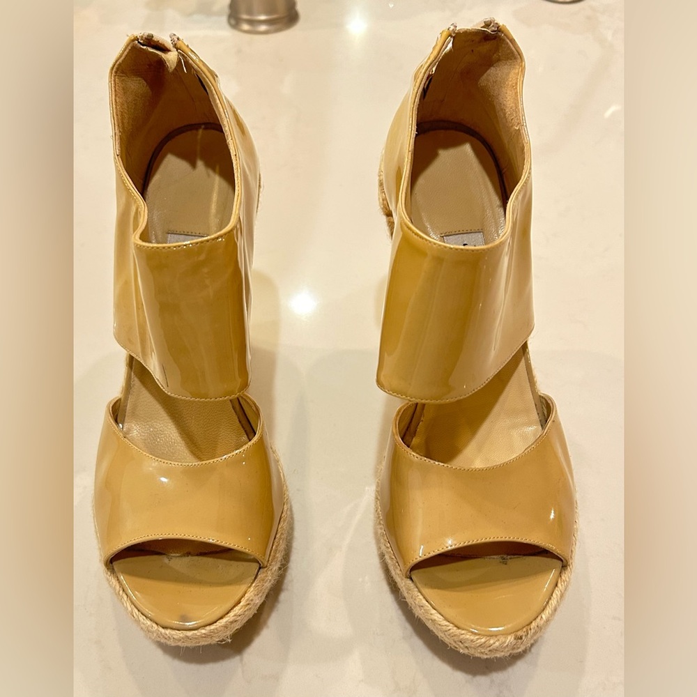 Jimmy Choo Beige Patent Leather Patriot Wedge Espadrille Sandals Size 38 / US 8